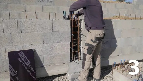 Pose du premier panneau avec les tiges