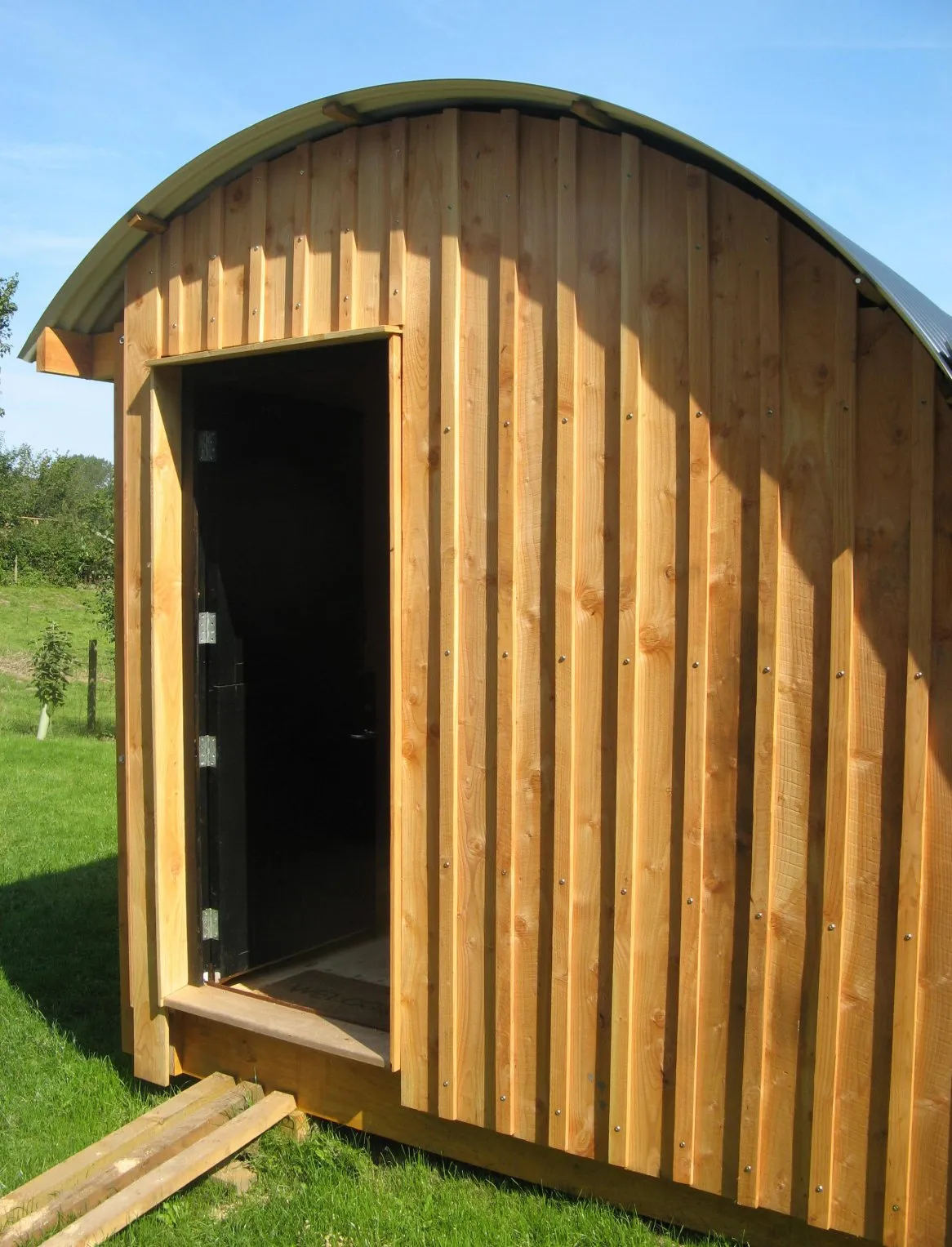 Bardage vertical à couvre-joint