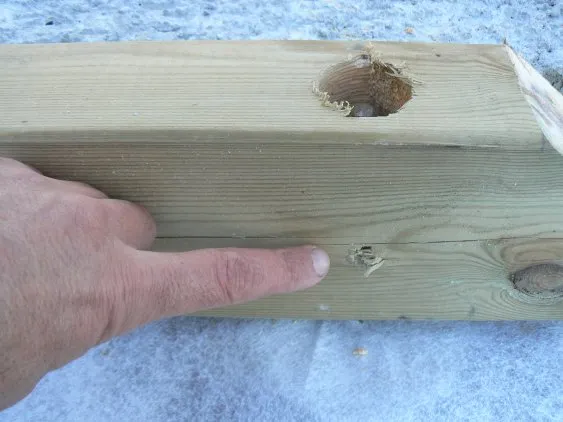 Un orifice latéral permet l’évacuation des eaux