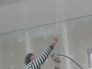 Réalisation de la peinture des murs et du plafond