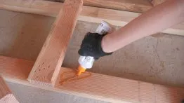 Application de la colle sur les points de contact