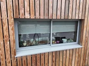 Pose du seuil de la porte d'entrée et des bavettes d'appui de fenêtre