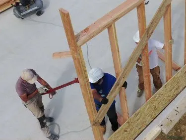 Mise en place manuelle des ossatures des murs