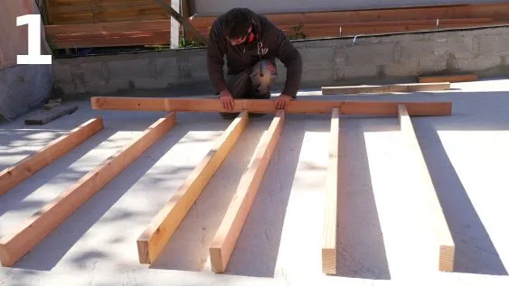 Présentation des montants face aux rainures de la lisse basse