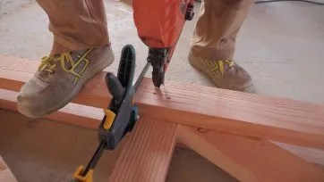 Renforcement de la fixation des membrures avec des clous