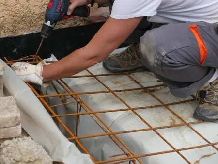 La pose de ferraillage de la semelle filante et de la dalle