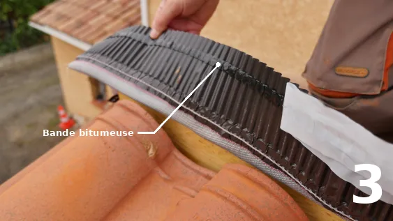 Retrait du papier adhésif sous la bande bitumeuse