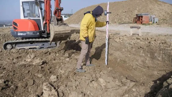 Vérification du niveau des fonds de tranchées
