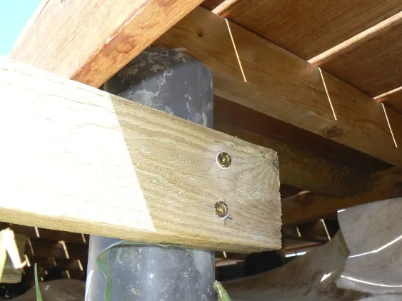 Fixation aux plots béton de la terrasse