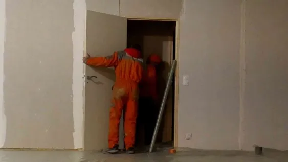 Démontage des volets des portes intérieures