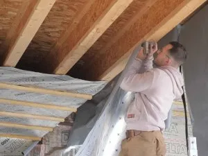 Installation des écrans pare-vapeur au plafond