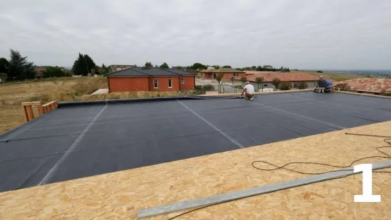 Repliage de la bâche au niveau des relevés d’acrotères