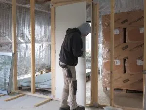 Pose des portes isoplanes dans l'ossature bois