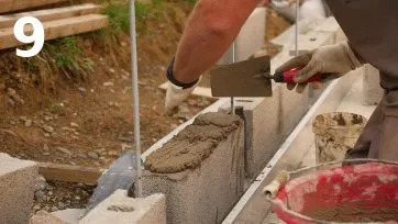 Mise en place du mortier de pose de la 2<sup>ème</sup> assise de parpaing