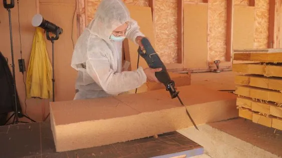 Coupe des panneaux d’isolant