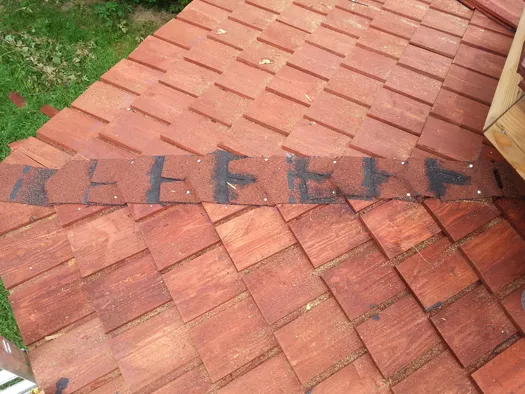 Arêtiers protégés par une couche de bardeaux bitumeux collés et cloués