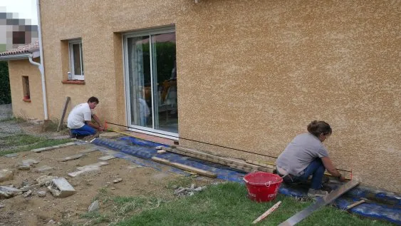 Prise de mesure le long du mur du bâtiment existant