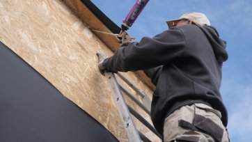 Remplissage des joints entre le mur et le plafond