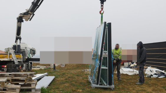 La pose des vitres près de la baie