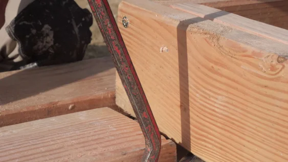 Insertion d’une pièce de bois de même section que la lisse basse sous l’ossature