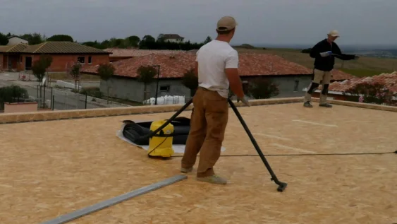 Passage de l’aspirateur pour enlever les poussières